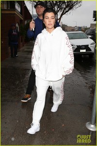khloe-kardashian-kim-kardashian-kourtney-kardashian-lunch-23.jpg