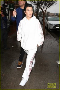 khloe-kardashian-kim-kardashian-kourtney-kardashian-lunch-33.jpg