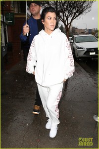 khloe-kardashian-kim-kardashian-kourtney-kardashian-lunch-38.jpg