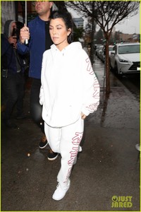 khloe-kardashian-kim-kardashian-kourtney-kardashian-lunch-45.jpg