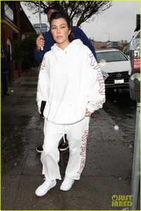khloe-kardashian-kim-kardashian-kourtney-kardashian-lunch-48.jpg