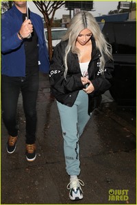 khloe-kardashian-kim-kardashian-kourtney-kardashian-lunch-49.jpg