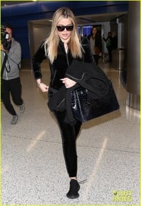 khloe-kardashian-pregnant-returns-to-la-01.jpg