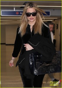 khloe-kardashian-pregnant-returns-to-la-02.jpg