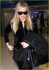 khloe-kardashian-pregnant-returns-to-la-04.jpg