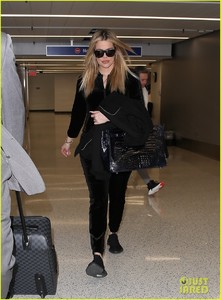 khloe-kardashian-pregnant-returns-to-la-06.jpg