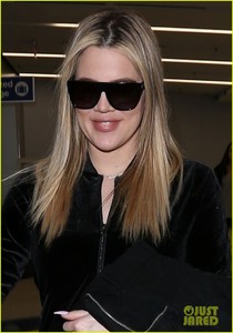 khloe-kardashian-pregnant-returns-to-la-08.jpg