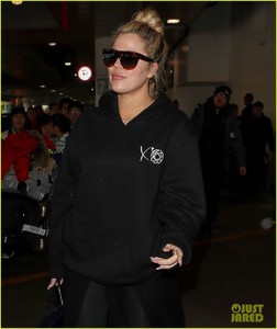 khloe-kardashian-touches-down-at-lax-after-admitting-shes-six-months-along-01.jpg