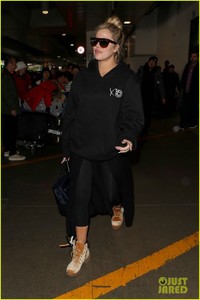 khloe-kardashian-touches-down-at-lax-after-admitting-shes-six-months-along-03.jpg