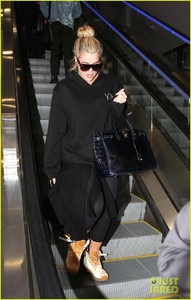 khloe-kardashian-touches-down-at-lax-after-admitting-shes-six-months-along-04.jpg