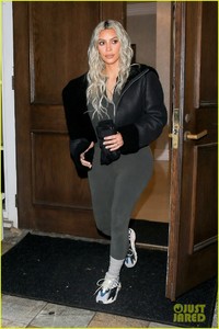 kim-kardashian-surprised-with-flash-mob-01.jpg