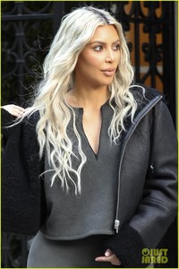 kim-kardashian-surprised-with-flash-mob-02.jpg