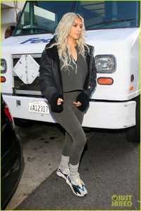 kim-kardashian-surprised-with-flash-mob-03.jpg