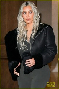 kim-kardashian-surprised-with-flash-mob-04.jpg