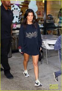kourtney-kardashian-flaunts-toned-legs-while-out-in-la-03.jpg