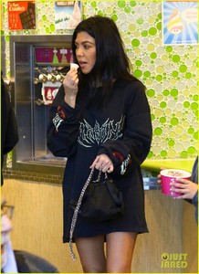 kourtney-kardashian-flaunts-toned-legs-while-out-in-la-04.jpg