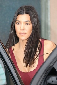 kourtney-kardashian-having-lunch-in-sherman-oak-1.jpg