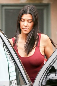 kourtney-kardashian-having-lunch-in-sherman-oak-4.jpg