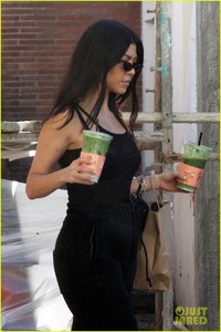 kourtney-kardashian-juice-market-2018-01.jpg