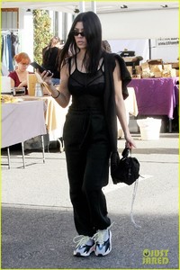 kourtney-kardashian-juice-market-2018-02.jpg