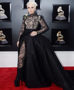 lady-gaga-2018-grammy-awards-in-new-york-11.jpg