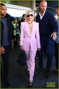 lady-gaga-arrives-in-spain-ahead-of-european-tour-03.jpg