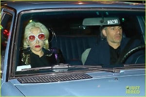 lady-gaga-boyfriend-arrive-at-hotel-02.jpg