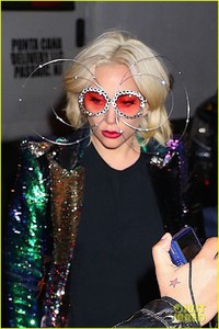 lady-gaga-boyfriend-arrive-at-hotel-03.jpg