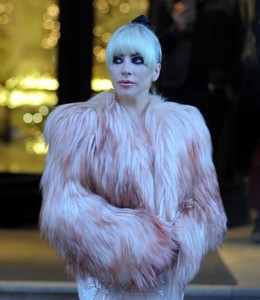 lady-gaga-leaving-hotel-in-milan-5.jpg