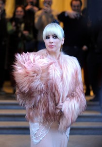 lady-gaga-leaving-hotel-in-milan-7.jpg