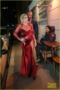 lady-gaga-red-dress-italy-2018-01.jpg