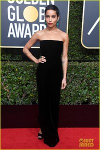 laura-dern-zoe-kravitz--2018-golden-globes-carpet-05.jpg