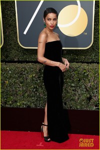 laura-dern-zoe-kravitz--2018-golden-globes-carpet-06.jpg