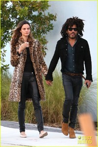 lenny-kravitz-steps-out-with-new-girlfriend-02.jpg