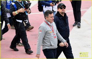 leonardo-dicaprio-checks-out-the-races-in-morocco-03.jpg