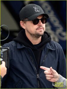 leonardo-dicaprio-checks-out-the-races-in-morocco-06.jpg