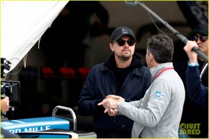 leonardo-dicaprio-checks-out-the-races-in-morocco-08.jpg