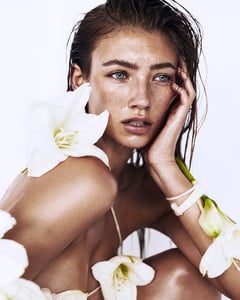 lorenarae_linatesch_07_s.thumb.jpg.6b7aebe7a85aa7c96f44949abeb868a7.jpg