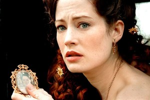 lucy-gordon-in-perfume.thumb.jpg.10a40fe7bbdc9ee46cfc49f4a20e9322.jpg