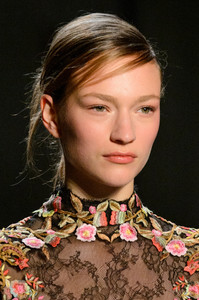 marchesa-clp-rf17-6986.thumb.jpg.c29680a986686001d244ca80efe4e75c.jpg