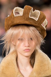margiela-clp-rf17-9526.thumb.jpg.4c457e64368a0d77d2a40834efaf01ad.jpg
