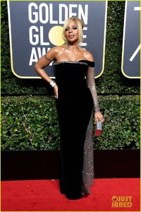 mary-j-blige-red-carpet-hong-chau-golden-globes-2018-04.jpg