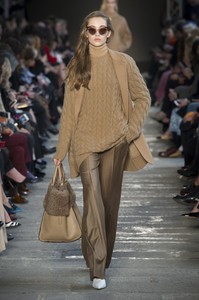 max-mara-rf17-0314.thumb.jpg.1cc6ee1403ec35b4b32e992ff10912bf.jpg