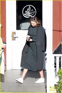 miranda-kerr-baby-bump-2018-01.thumb.jpg.10107aff8747625ac44366268cfbc771.jpg