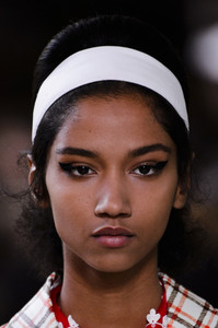 miu-miu-clpa-rs18-0662.thumb.jpg.40343cfc873da6581caa6f926639b18d.jpg
