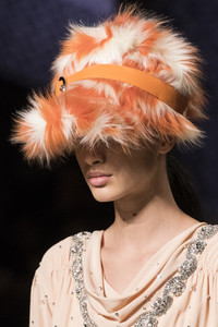miu-miu-clpr-rf17-8527.thumb.jpg.0c92a1305894cbf6f0c07ca182934335.jpg