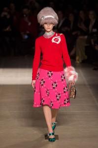 miu-miu-rf17-1741.thumb.jpg.2c3e2a50aeabe10035e2e942d8d30332.jpg