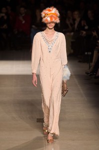miu-miu-rf17-2065.thumb.jpg.c40d638fc6a665282c47b811b15ab2ad.jpg