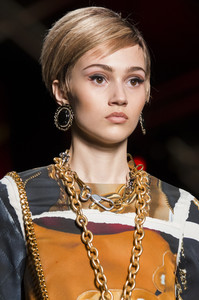 moschino-clp-rf17-9882.thumb.jpg.fb670dc0f9f5b54379822fffbe066788.jpg