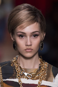moschino-clpa-rf17-7009.thumb.jpg.fb99815d29cf8283caca4bd3bedd8730.jpg